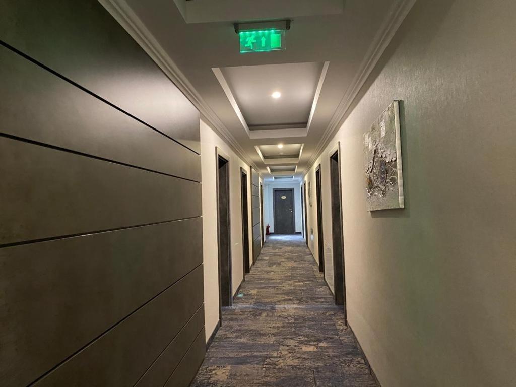 Hotel Yarus Plus プロイェシュティ エクステリア 写真