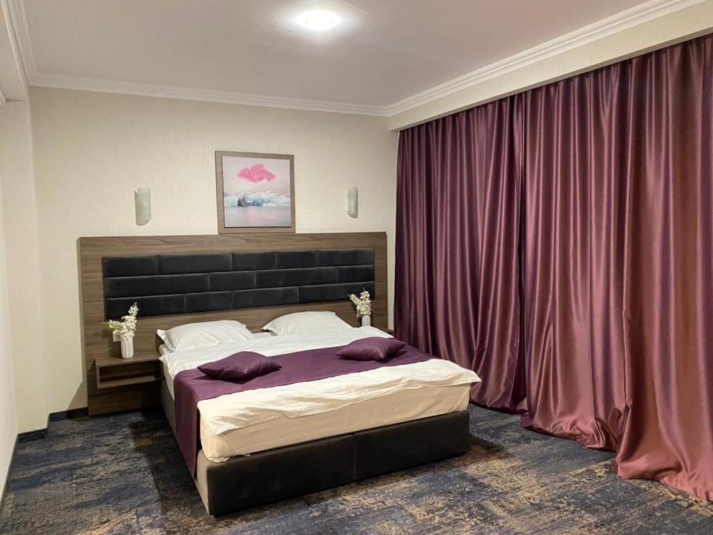 Hotel Yarus Plus プロイェシュティ エクステリア 写真