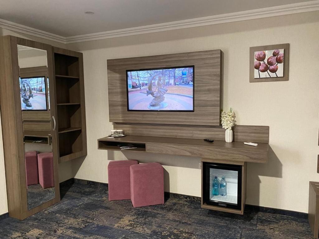 Hotel Yarus Plus プロイェシュティ エクステリア 写真