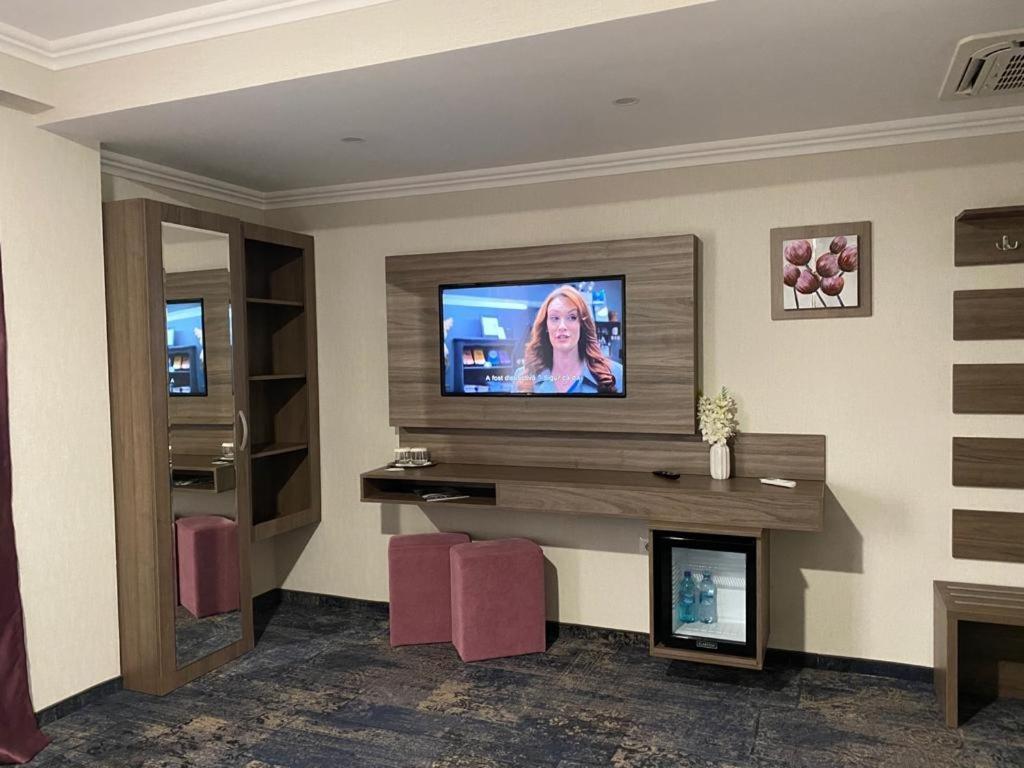 Hotel Yarus Plus プロイェシュティ エクステリア 写真