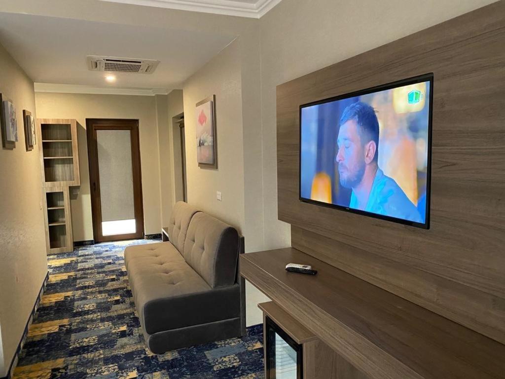 Hotel Yarus Plus プロイェシュティ エクステリア 写真