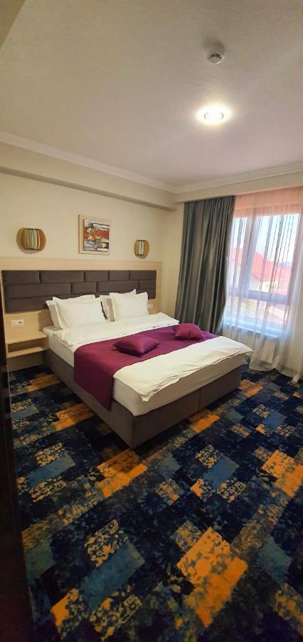 Hotel Yarus Plus プロイェシュティ エクステリア 写真