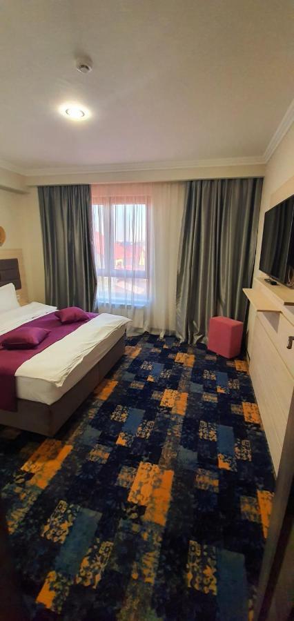Hotel Yarus Plus プロイェシュティ エクステリア 写真