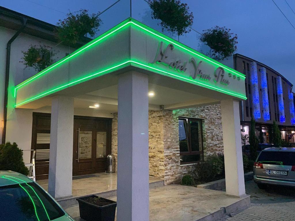 Hotel Yarus Plus プロイェシュティ エクステリア 写真