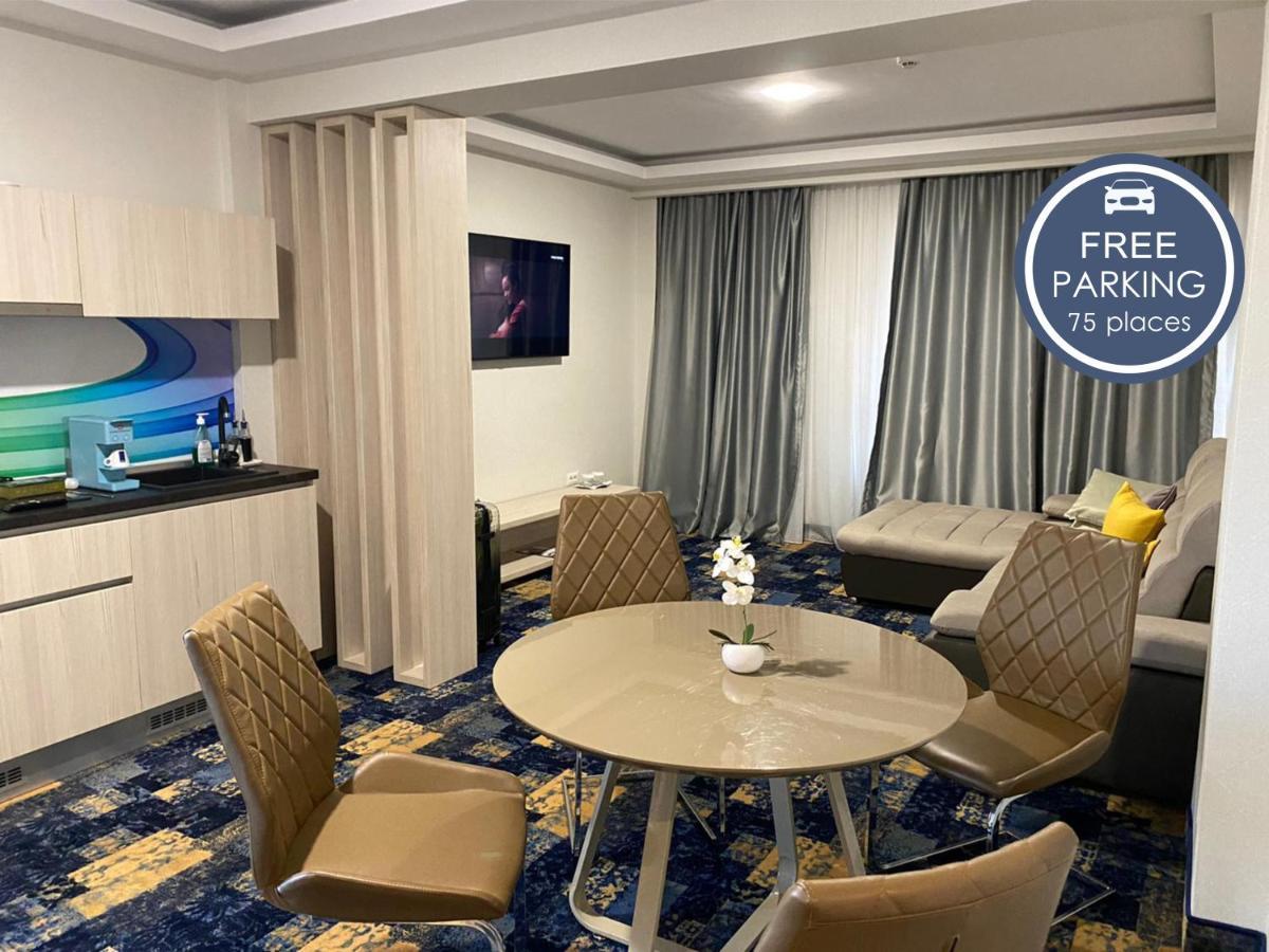 Hotel Yarus Plus プロイェシュティ エクステリア 写真