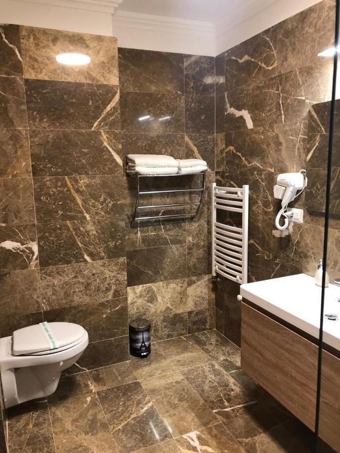 Hotel Yarus Plus プロイェシュティ エクステリア 写真