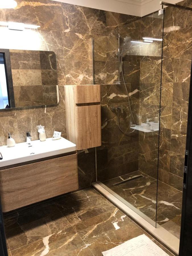 Hotel Yarus Plus プロイェシュティ エクステリア 写真