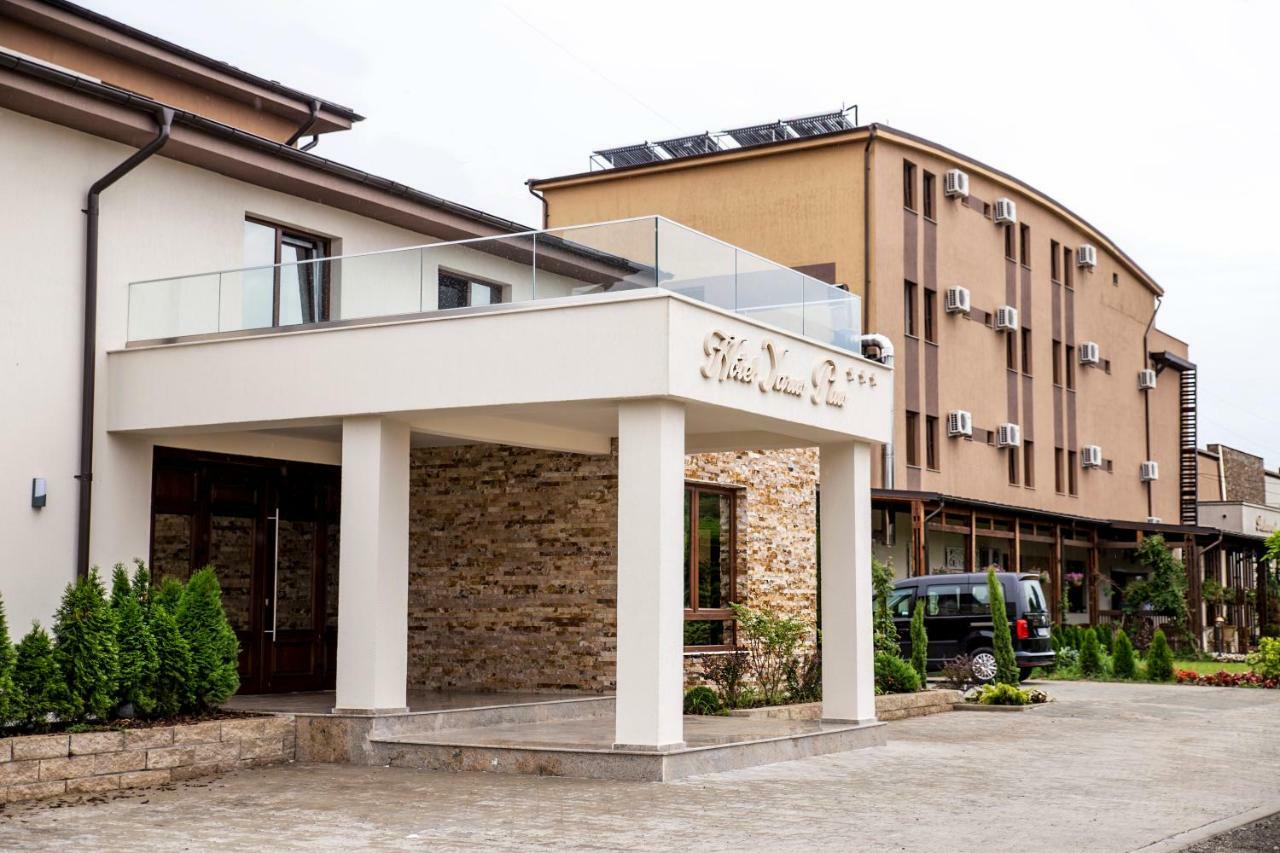 Hotel Yarus Plus プロイェシュティ エクステリア 写真
