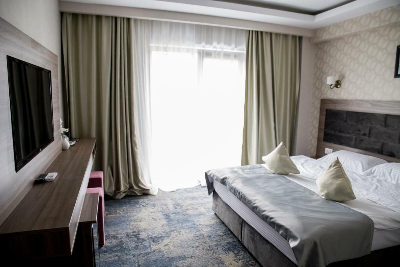 Hotel Yarus Plus プロイェシュティ エクステリア 写真