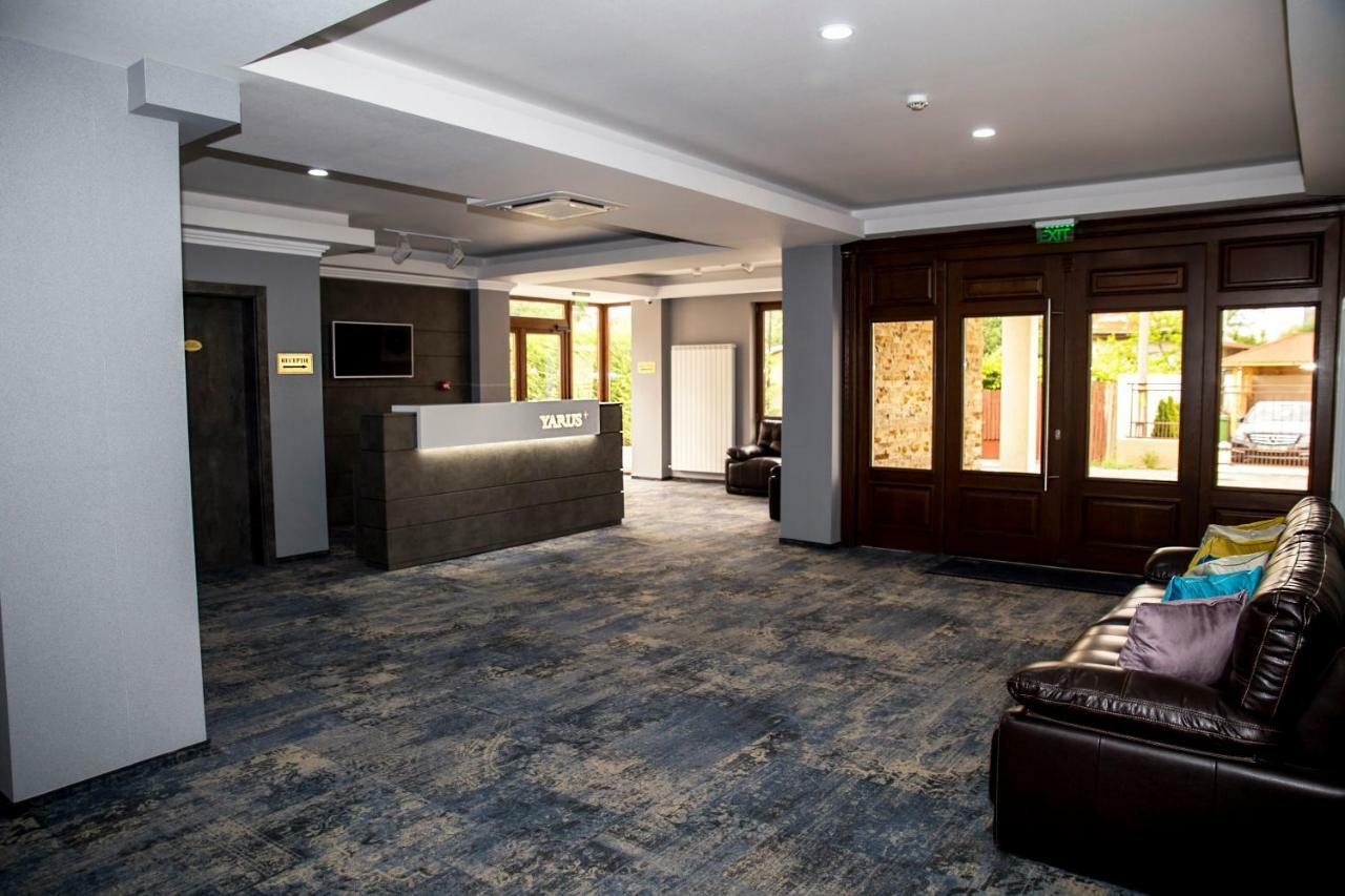 Hotel Yarus Plus プロイェシュティ エクステリア 写真