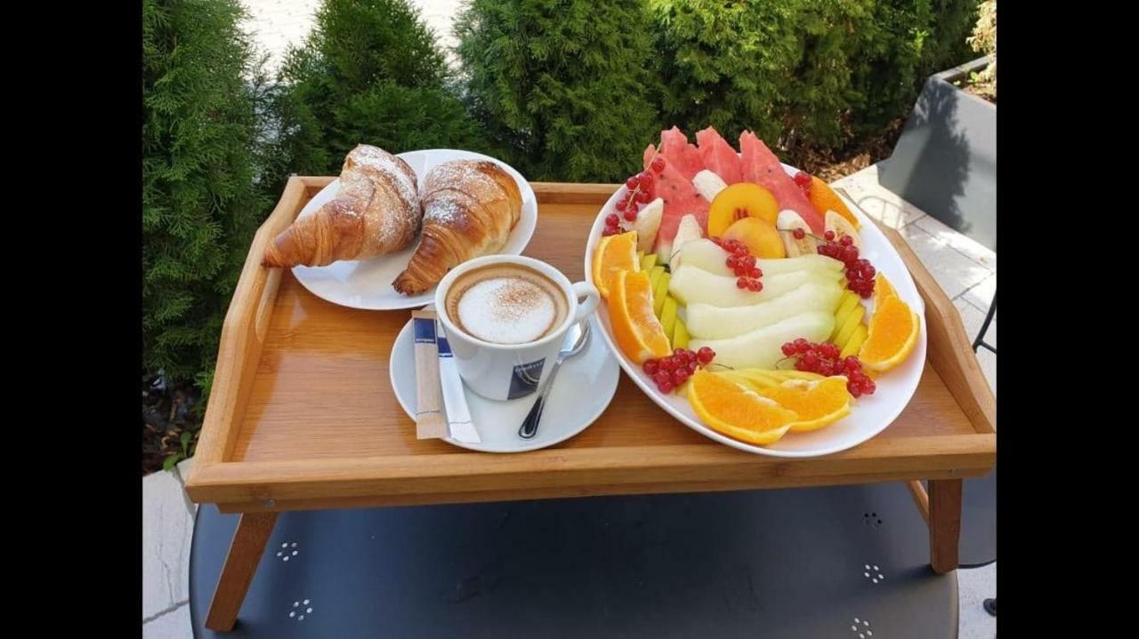 Hotel Yarus Plus プロイェシュティ エクステリア 写真