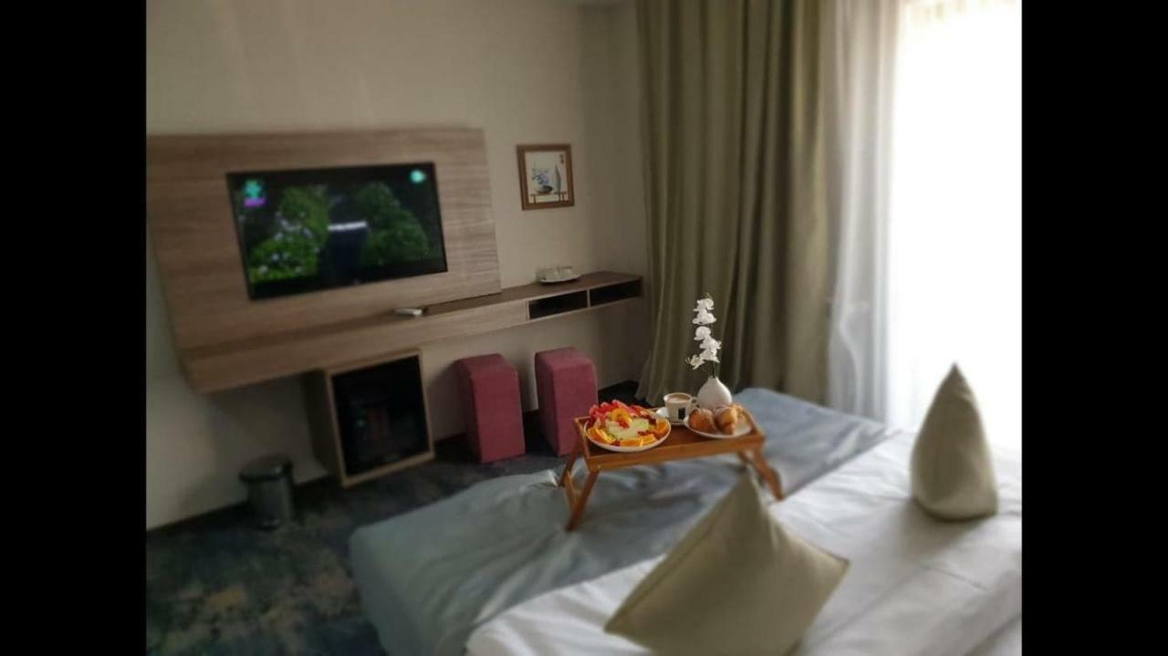 Hotel Yarus Plus プロイェシュティ エクステリア 写真