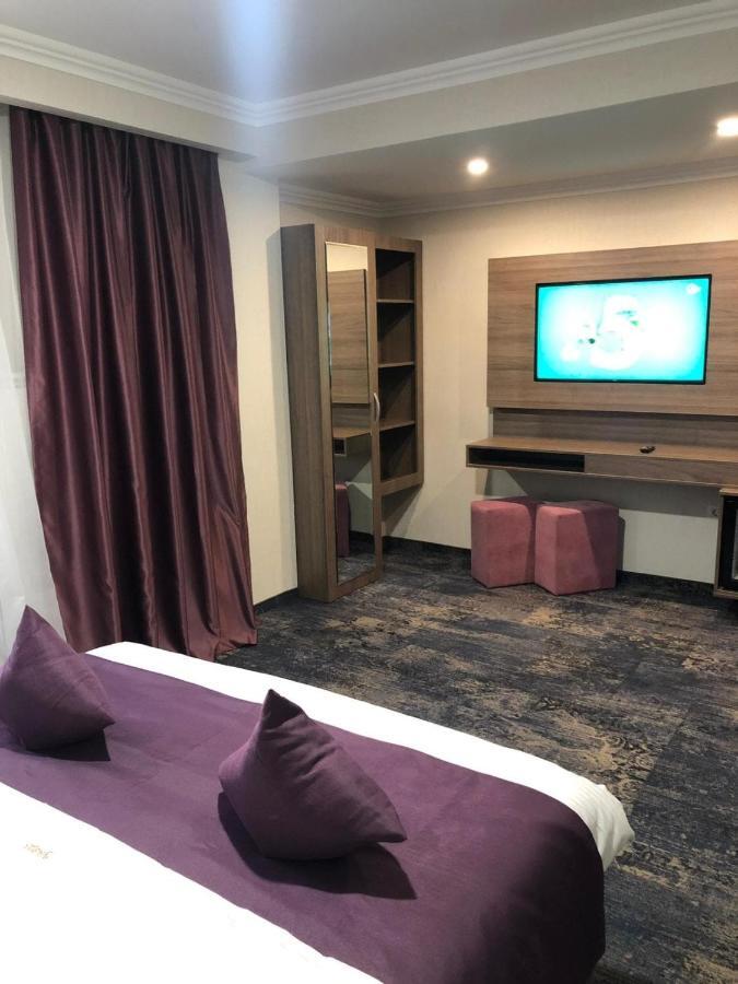 Hotel Yarus Plus プロイェシュティ エクステリア 写真