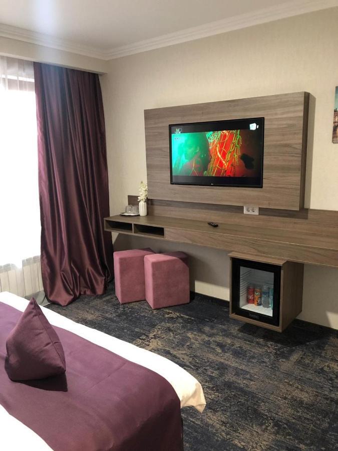 Hotel Yarus Plus プロイェシュティ エクステリア 写真