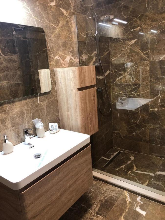 Hotel Yarus Plus プロイェシュティ エクステリア 写真