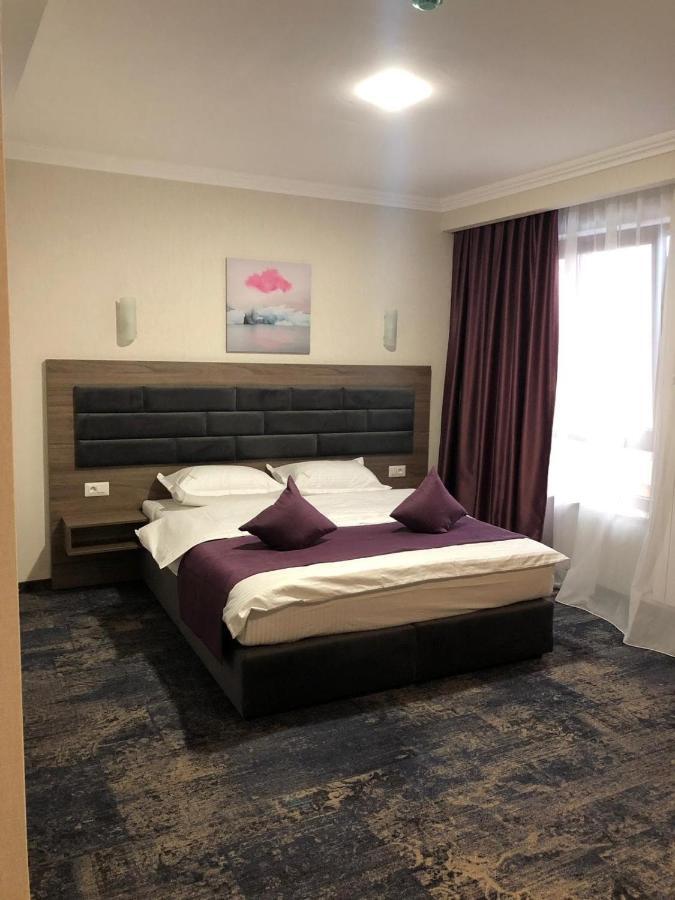 Hotel Yarus Plus プロイェシュティ エクステリア 写真