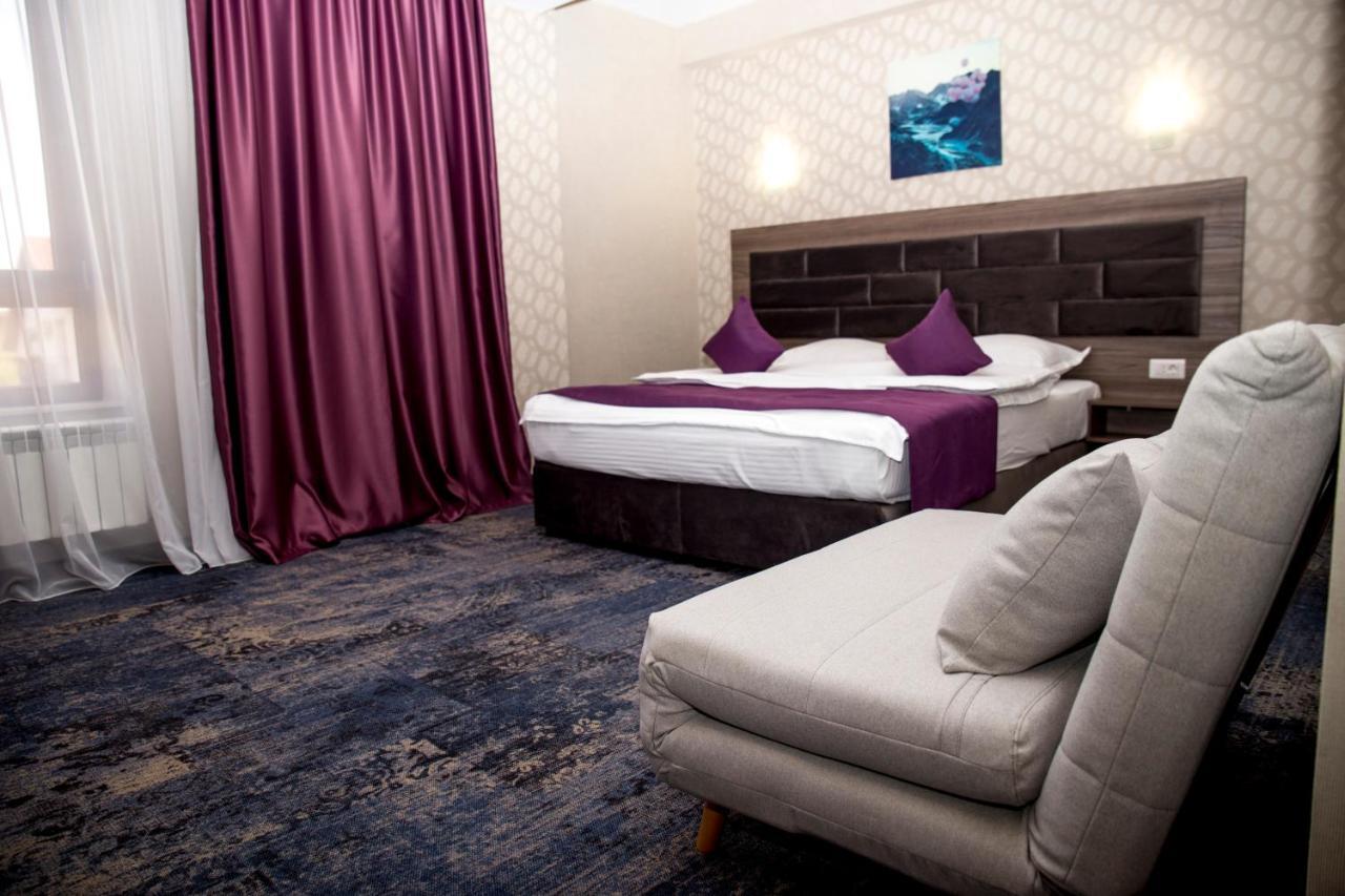 Hotel Yarus Plus プロイェシュティ エクステリア 写真