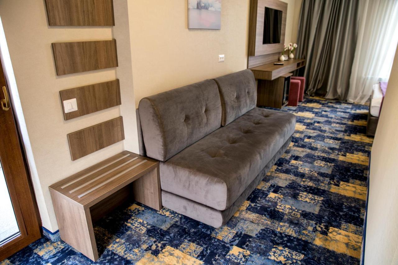 Hotel Yarus Plus プロイェシュティ エクステリア 写真