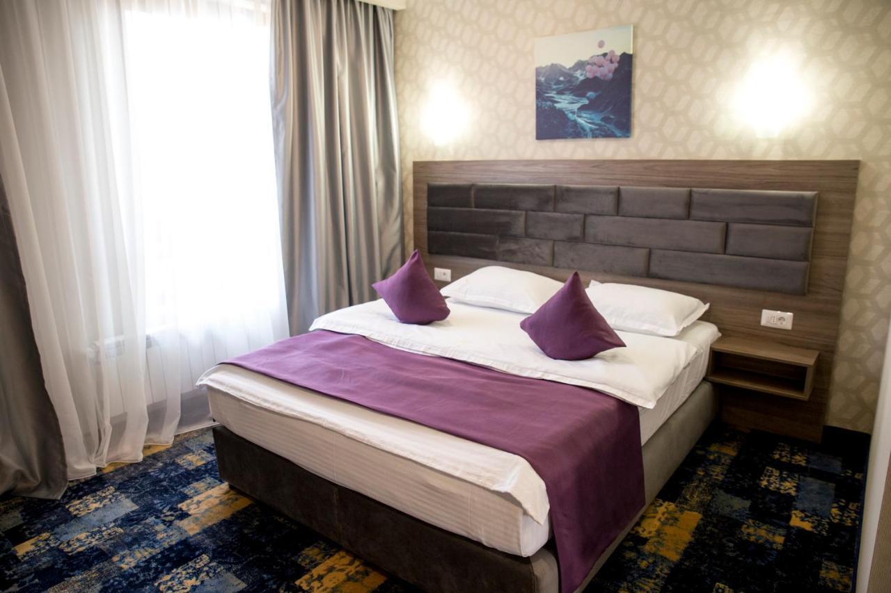 Hotel Yarus Plus プロイェシュティ エクステリア 写真