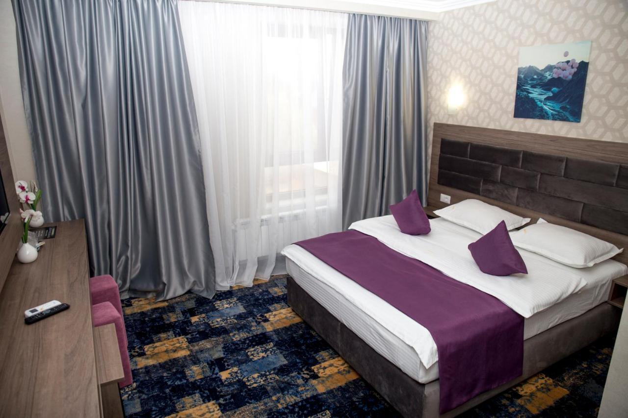 Hotel Yarus Plus プロイェシュティ エクステリア 写真