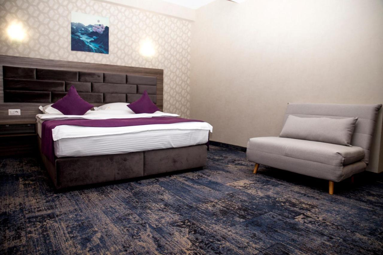 Hotel Yarus Plus プロイェシュティ エクステリア 写真