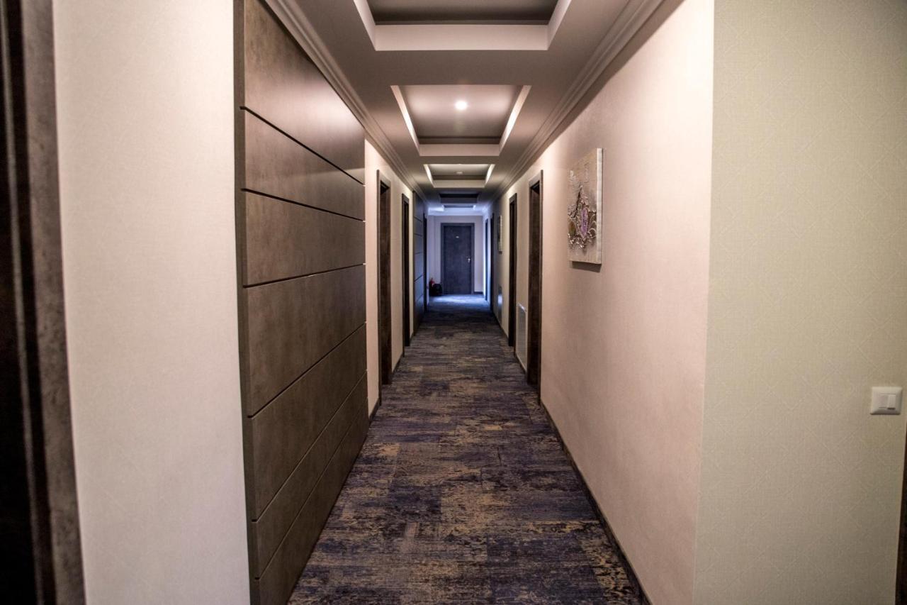 Hotel Yarus Plus プロイェシュティ エクステリア 写真
