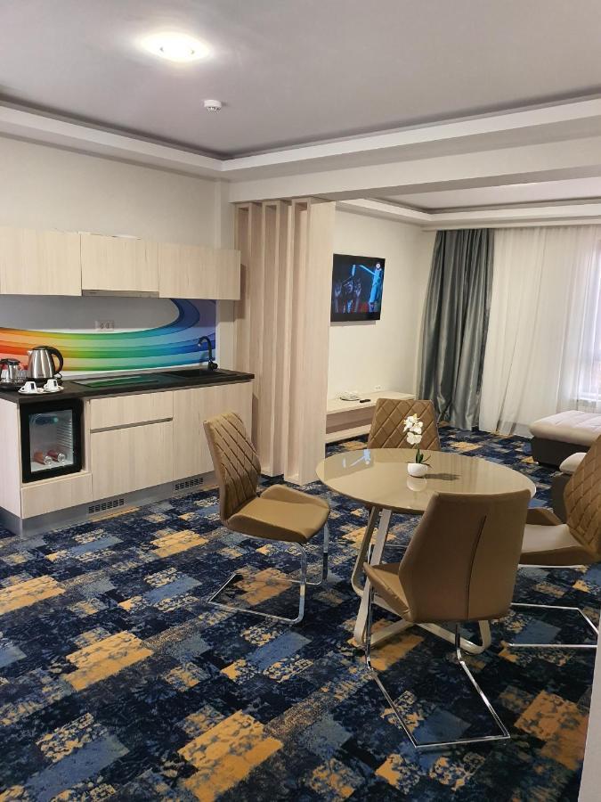 Hotel Yarus Plus プロイェシュティ エクステリア 写真